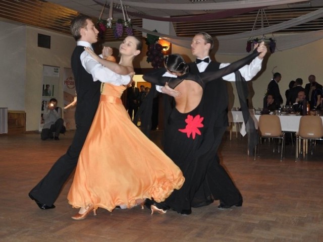 Młodzi tancerze: Anna Kowalska i Tomasz Fijoł oraz Paulina Księżak i Jakub Fijoł dali popis tańców standardowych i latynoamerykańskich.