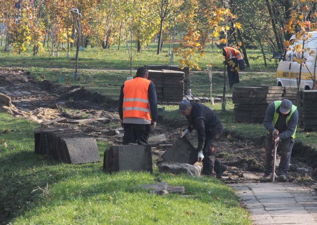 Robotnicy z radomskiej firmy Stagmar rozpoczęli budowę drogi rowerowej i nowego chodnika pomiędzy ulicami Jana Pawła II a Kwiatkowskiego.