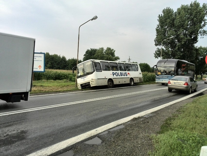 Wypadek na drodze Wrocław - Kłodzko. Autobus Polbusu wpadł do rowu (ZDJĘCIA)