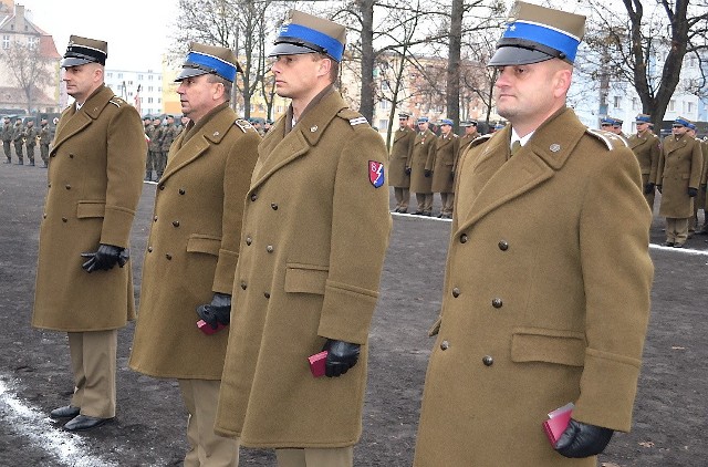 Czwórka żołnierzy już z odznakami