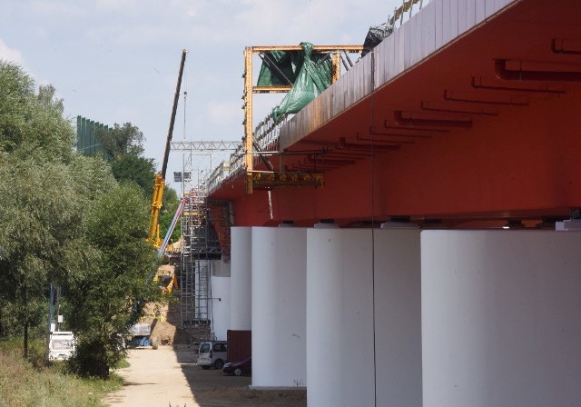 W okresie letnim lubuscy kierowcy skarżą się na wzmożony ruch na trasie S3. Szczególnie ciężko przejezdny jest odcinek na moście w Cigacicach, gdzie obecnie budowana jest druga nitka drogi. Bardzo często tworzą się tam korki. Jak wygląda postęp prac przy tej inwestycji? PRZECZYTAJ TAKŻE: Rolnicy martwią się o remont starego mostu w Cigacicach. Z braku możliwości przejazdu będą sprzedawać pola?Marek Langer, dyrektor zielonogórskiego oddziału Generalnej Dyrekcji Dróg Krajowych i Autostrad cały czas podtrzymuje swoją deklarację, że z nowej nitki kierowcy będą mogli skorzystać jeszcze w tym roku.I faktycznie, na placu budowy widać gołym okiem postęp prowadzonych prac - możemy założyć, że jeśli nie zdarzy się nic niespodziewanego to główny wykonawca, firma Strabag, dotrzyma terminów. Jest to o tyle dobra wiadomość, bowiem pod znakiem zapytania stoi ewentualny remont starego mostu w Cigacicach. Kiedy dochodzi do wypadku na S3 ta przeprawa jest również mocno obciążona przez kierowców. Niestety, ma to odzwierciedlenie w postępującej degradacji mostu... Wielu kierowców jest jednak zdania, że dla sprawnej komunikacji niezbędne jest, aby oba mosty były przejezdne.