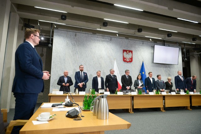 Michał Woś stanął przed komisją ds. Pgasusa. Salę opuścili posłowie PiS Jacek Ozdoba i Mariusz Gosek.