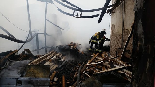 Pożar hali w Jaworznie. Ogień gasi ponad 80 strażaków