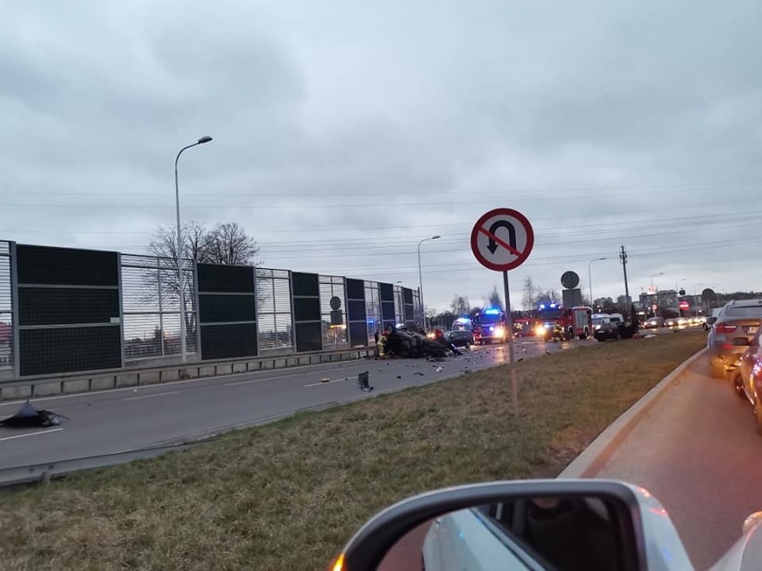 Poważny wypadek w rejonie lubelskiego Felina. Sześć osób jest ciężko rannych. Jedno z aut dachowało. Zobacz zdjęcia