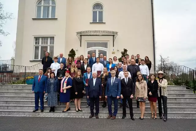Pamiątkowe zdjęcie laureatów i Zarządu Powiatu Nakielskiego przed pałacem w Sucharach