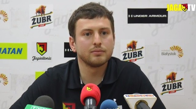 Łukasz Smolarow na konferencji prasowej