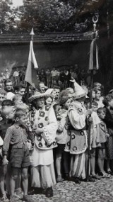 W antykwariacie Abecadło wystawa czarno-białej fotografii Daniela Zawadzkiego o Pochodzie Lajkonika w latach 1950-tych