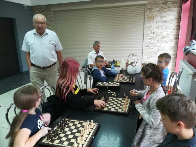 W czasie wakacji w przysuskim domu kultury zainteresowaniem cieszą się też zajęcia szachowe.