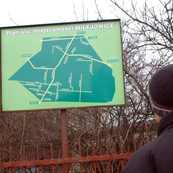 W niektórych miejscowościach koło Radomia, na przykład w Milejowicach, stoją duże tablice z planami miejscowości. Takich informacji nie da się jednak znaleźć nigdzie w Internecie.