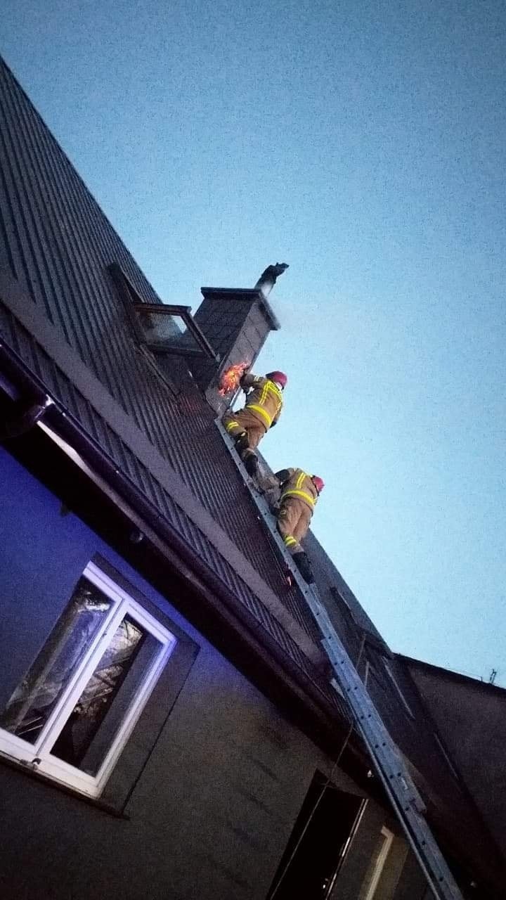 Od komina zajął się dach. Pożar w gminie Główczyce wyglądał...