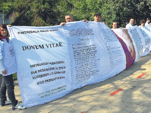 Od września ubiegłego roku uczniowie szczecińskich szkół przepisywali na 100 -metrowy materiał dokument "Donum vitae&#8221;, który poniosą uczestnicypochodu.