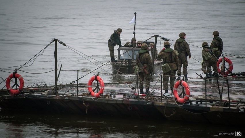 Trwają ćwiczenia "Anakonda-18". Nieoczekiwany kłopot z przeprawą przez Wisłę [DUŻO ZDJĘĆ]