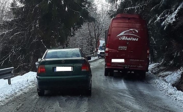 Poranny korek w Kocierzu, tu wciąż jest prawdziwa zima