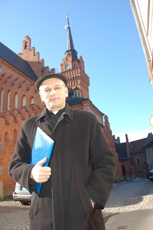 Ks. prob. Adam Nit z parafii katedralnej w Tarnowie: - Trudno znaleźć  pokoje na plebanii, ale potrzeba jest matką wynalazków