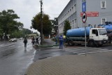 Woda zalała ulicę Sienkiewicza. Wod-Kan musiał odetkać kanalizację [ZDJĘCIA]