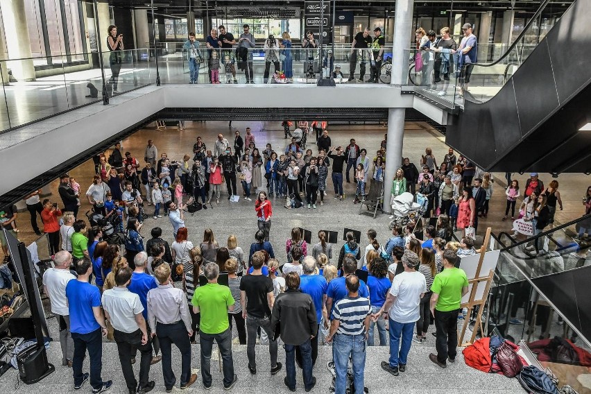 Festiwal Mundus Cantat 2018 - występ chóru na dworcu w...