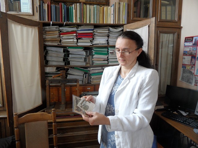 Chełmiński historyk Anna Soborska-Zielińska pokazuje, co między innymi zostanie poddane konserwacji dzięki dofinansowaniu z Ministerstwa Kultury i Dziedzictwa Narodowego