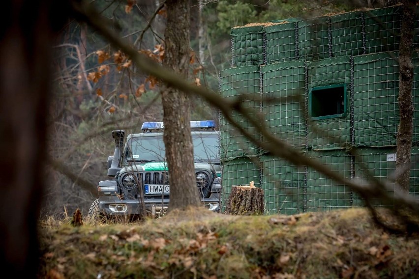 Kryzys migracyjny na granicy. Białoruscy żołnierze próbowali zrobić podkop pod zaporą. Polska zażąda wyjaśnień 