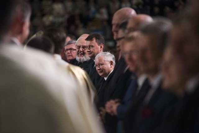 Choć sam minister Mariusz Błaszczak (w środku, obok Jarosława Kaczyńskiego) stroni na razie od jednoznacznej opinii w sprawie ustawy metropolitalnej, to jego dwaj zastępcy nie pozostawiają złudzeń, że będzie ona wymagała nowelizacji