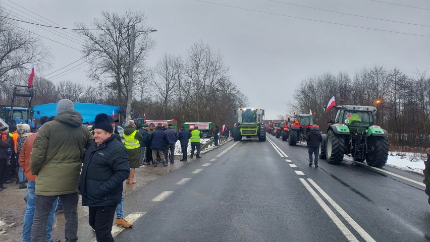 Strajk generalny rolników w Maruszowie i Ożarowie na trasach numer 74 i 79. Były wielkie korki