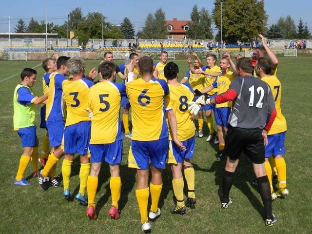 Limblach Zaczernie (zólto-niebieskie stroje) pokonal 1-0 Podlasie Biala Podlaska.