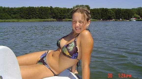 Justyna Kamionowska mieszka w Nowej Soli, ma 23 lata. Kibicuje Falubazowi, lubi pływać.