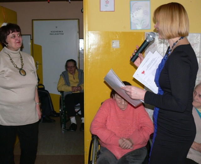 Dyplom z podziękowaniem odebrała między innymi Maria Pałkus, nauczycielka z Gimnazjum nr 1 w Tarnobrzegu. (od lewej). W imieniu podopiecznych za opiekę nad wolontariuszami dziękuje Maryla Fidrych, kierownik placówki.