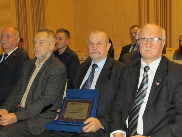 Zbigniew Palacz (w środku) nagrodzony zakładowy społeczny inspektor pracy w MAN BUS Starachowice