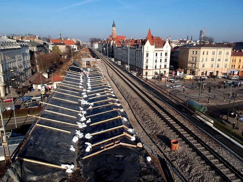 Kraków. Coraz bardziej zaawansowane prace przy budowie estakad kolejowych w centrum [ZDJĘCIA]
