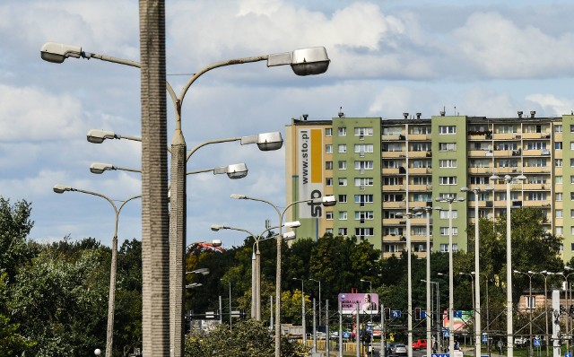 Problem nieświecących się lamp w mieście bardzo doskwiera mieszkańcom Bydgoszczy. Mówią wprost, że boją się o zmroku wychodzić z domów, nawet na spacer z psem.