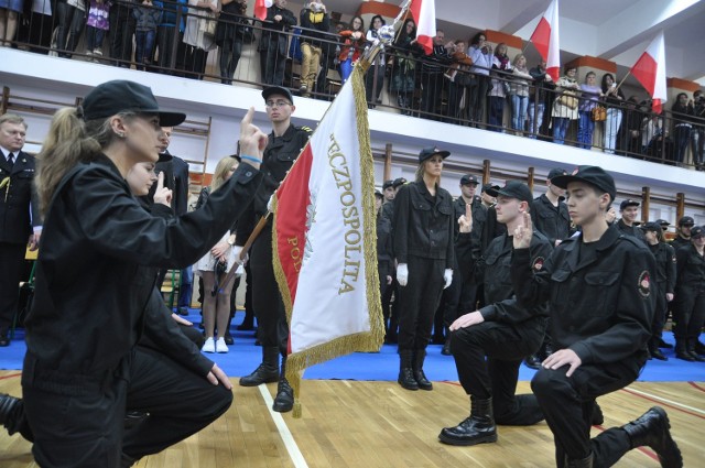 Moment ślubowania na sztandar Zespołu Szkół nr 6 to podniosły moment nie tylko dla uczniów, ale i licznie zebranych członków ich rodzin.