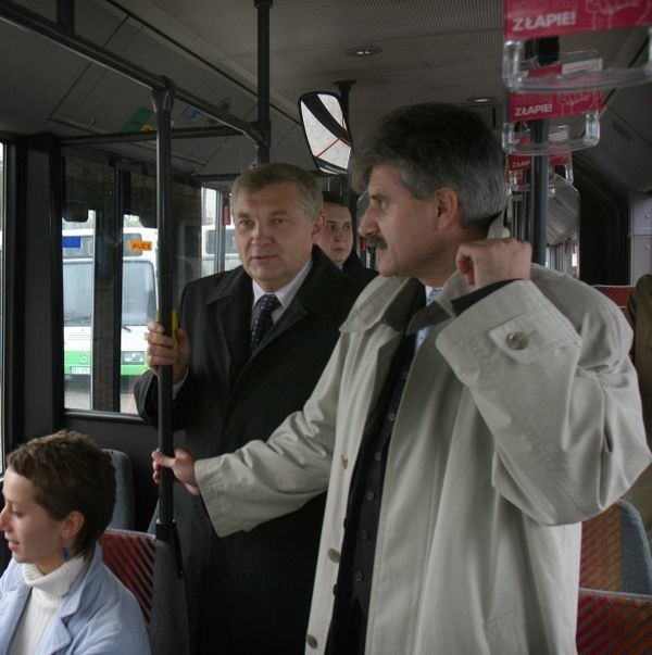 Prezes spółki KPK Cezary Zajkowski prezentuje jeden z zakupionych autobusów.