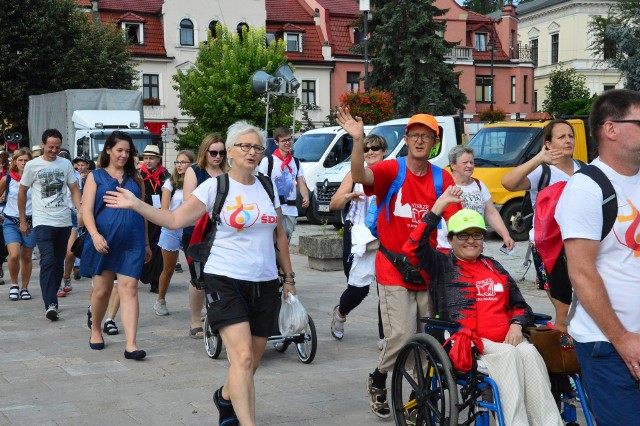 Z Myślenic wyruszyli w minioną niedzielę rano. Na przodzie, już tradycyjnie, Ewa (na wózku) z mężem Józefem