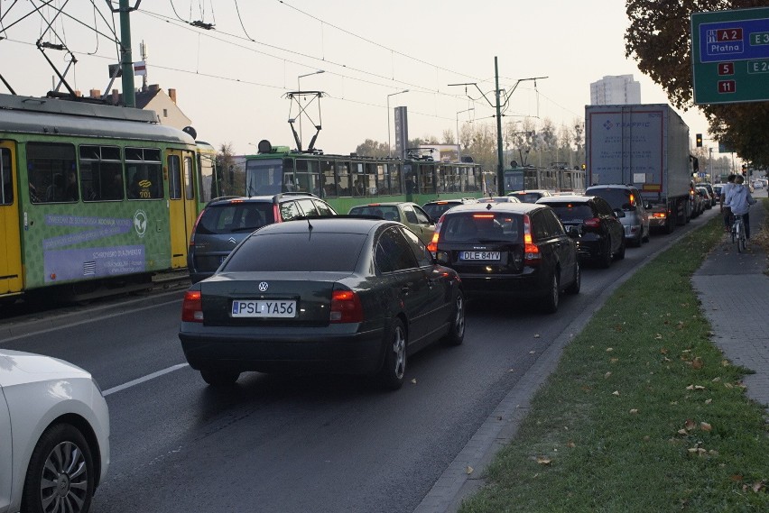 Na Rondzie Rataje doszło do zderzenia tramwaju i samochodu...