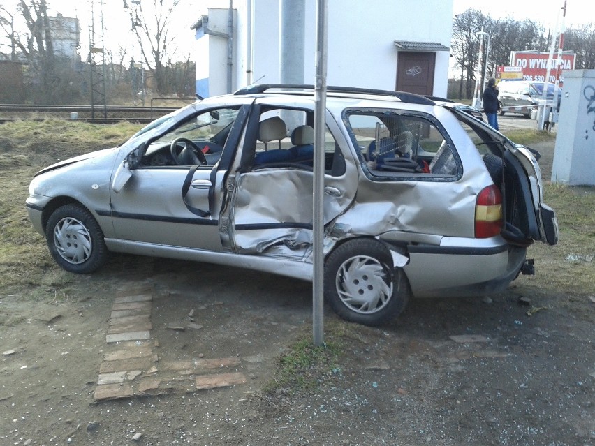 Wrocław: Wypadek na Balonowej. Jedno z aut dachowało (ZDJĘCIA)