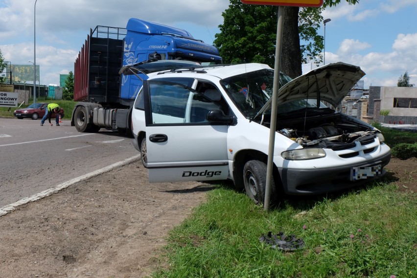 Wypadek na DK 65 w Fastach. Zderzenie ciężarówki z osobówką