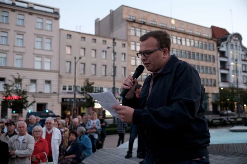 Skromna demonstracja KOD-u na placu Wolności [ZDJĘCIA]