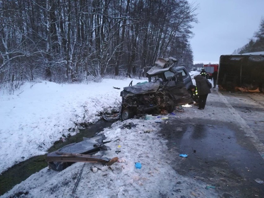 Dramat na „dziewiętnastce” pod Niskiem. W zderzeniu z tirem zginęło małżeństwo. Ich dzieci przeżyły...