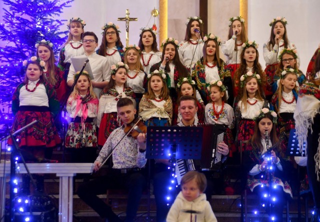 Młodzieżowy Zespół Ludowy Guzowianki zagrał i zaśpiewał w kościele na Koziej Górze - Krzyś na pierwszym planie.