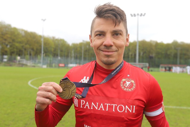 Daniel Mąka nie krył radości po otrzymaniu medalu za zwycięstwo w rankingu „Piłkarskie Orły”