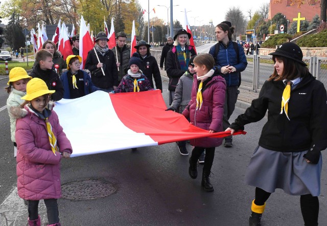 W Inowrocławiu odbyły się oficjalne uroczystości z okazji 105. rocznicy odzyskania przez Polskę niepodległości. M. in. delegacje złożyły kwiaty pod pomnikiem Powstańców Wielkopolskich