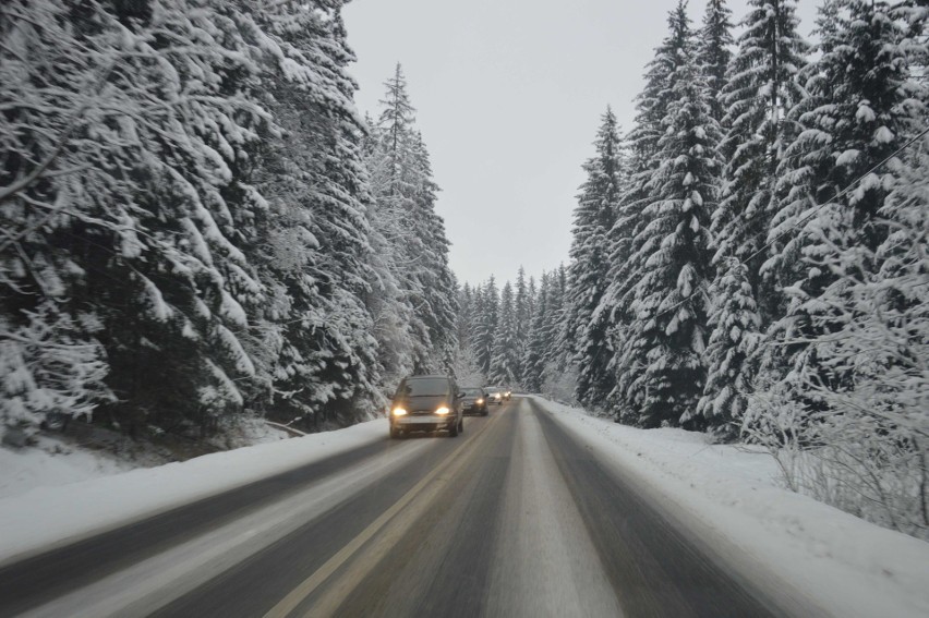 Zakopane zasypane. Zima atakuje, trudne warunki na drogach [ZDJĘCIA]