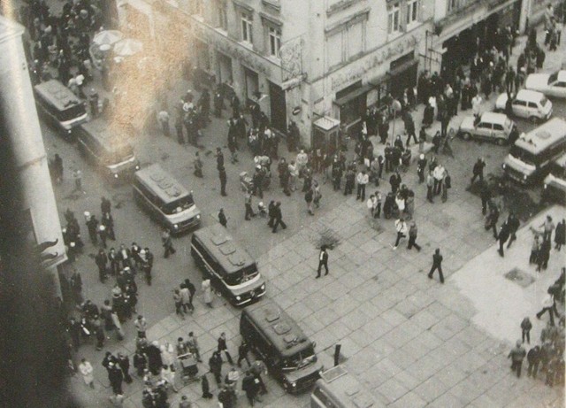 Symbolem stanu wojennego w Toruniu stały się wydarzenia z 1 i 3 maja 1982 roku. 1 maja na apel "Solidarności" kilka tysięcy osób wzięło udział w spacerze, czyli antypochodzie pierwszomajowym. Na Rynku Staromiejskim na manifestantów uderzyło ZOMO