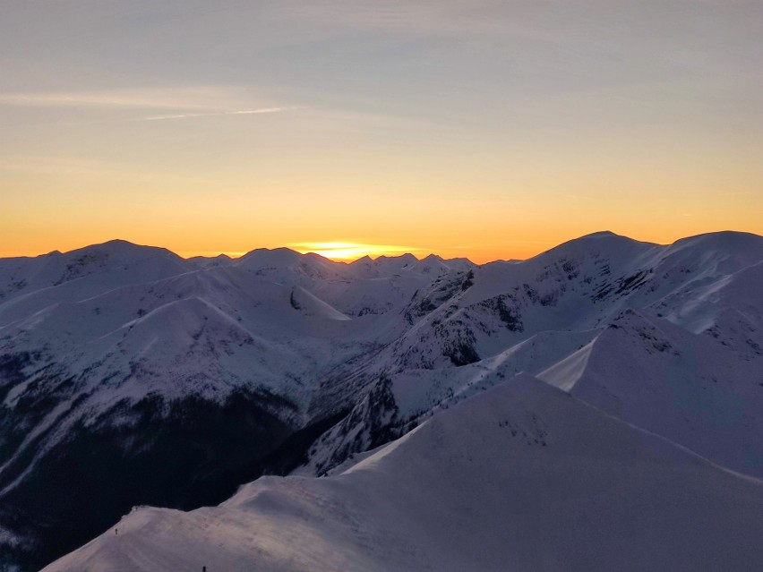 Tatry. Magiczny zachód słońca na Kasprowym Wierchu. Zdjęcia zapierają dech w piersiach [24.02.21]