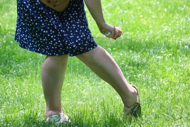 Okres wakacyjny oprócz przepięknej aury wiąże się także za zwiększoną aktywnością owadów. Często spokojne letnie wieczory kończą się licznymi ukąszeniami. Jak im zapobiegać? Zobacz video.