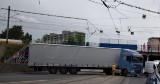 Paraliż ruchu w centrum Sosnowca. Kierowca tira zablokował ruchliwą ulicę i zerwał trakcję tramwajową