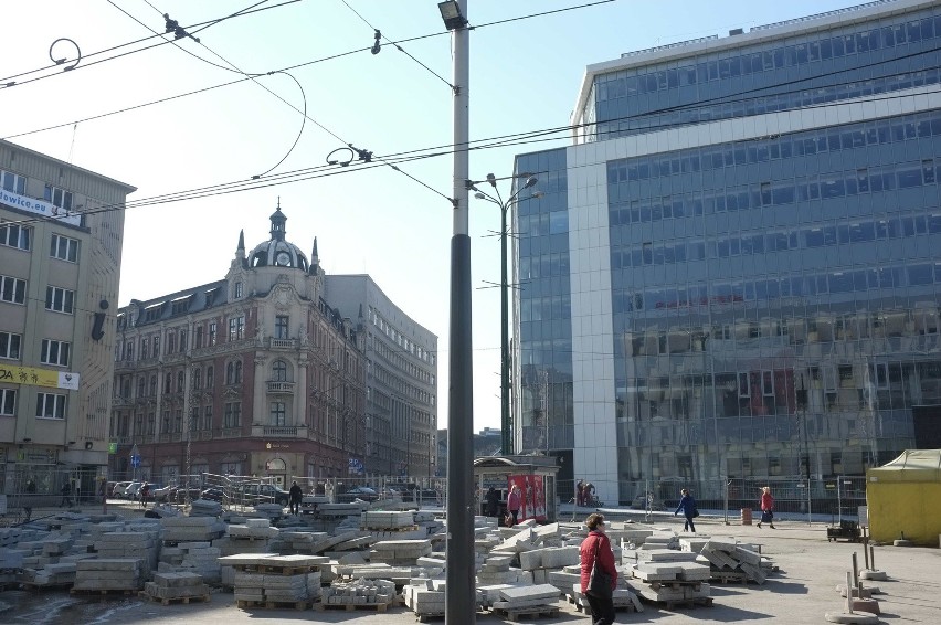 Przebudowa centrum Katowic: Urząd pokazał nowe wizualizacje rynku [WIZUALIZACJA + ZDJĘCIA RYNKU]