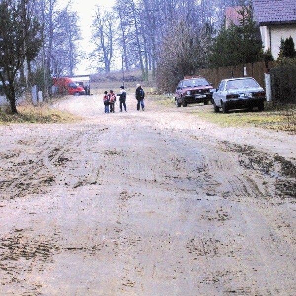 Nie wymagamy, żeby na Orlej kładziono jakiś polbruk. Chcemy, żeby tu było w miarę równo - mówi Sławomir Buczyński.