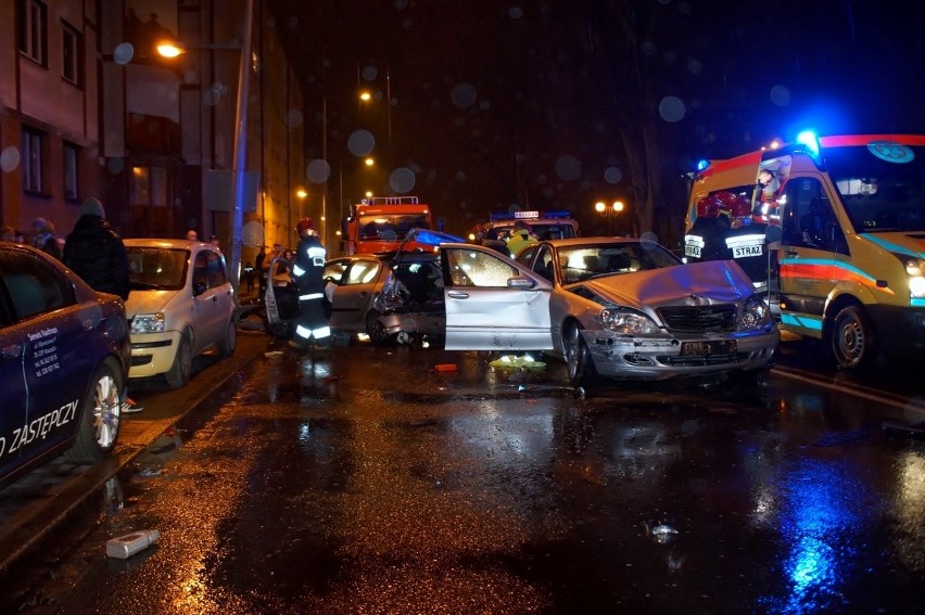 Wypadek na ulicy Kołłątaja. Dwie osoby w szpitalu (wideo, zdjęcia)