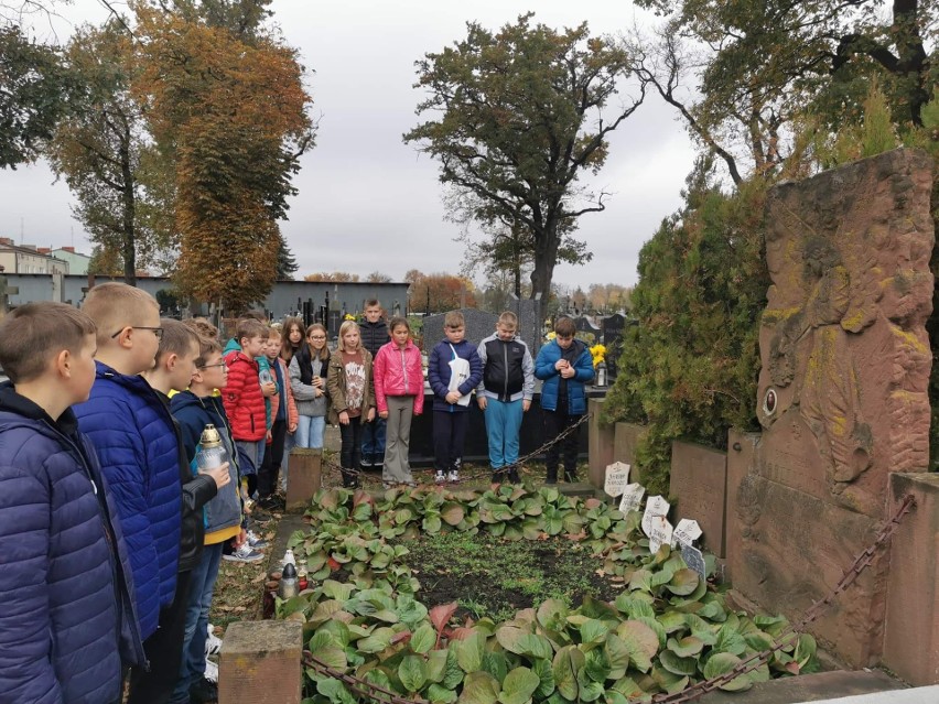 Uczniowie szkoły podstawowej w Białobrzegach zapalili znicze na grobach znanych białobrzeżan. Zobaczcie zdjęcia
